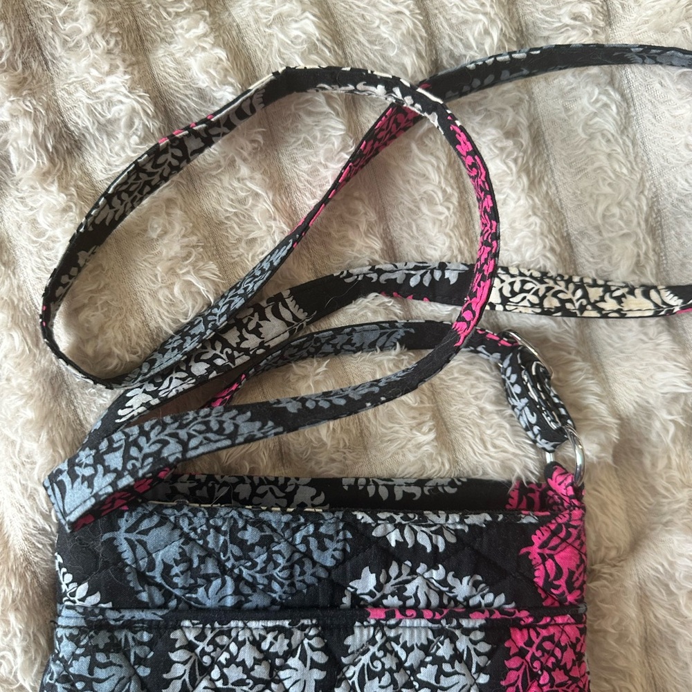 Elegant Black and Pink Leaf Pattern Crossbody Bag - Picture 3 of 4